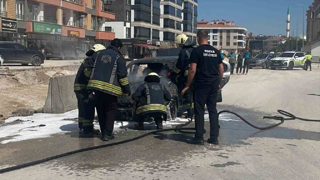 Konya merkezde otomobil yangını! Kullanılamaz hale geldi 2